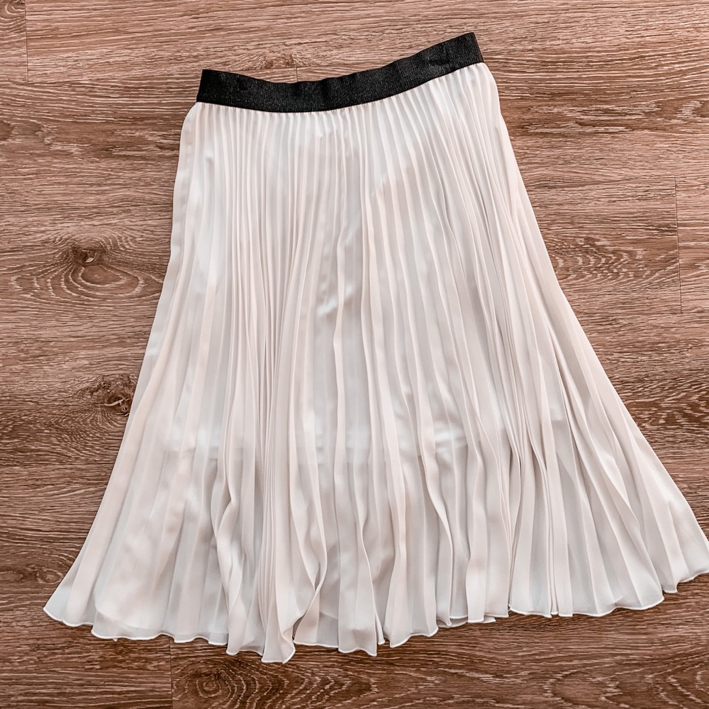 Midi pleaded white skirt